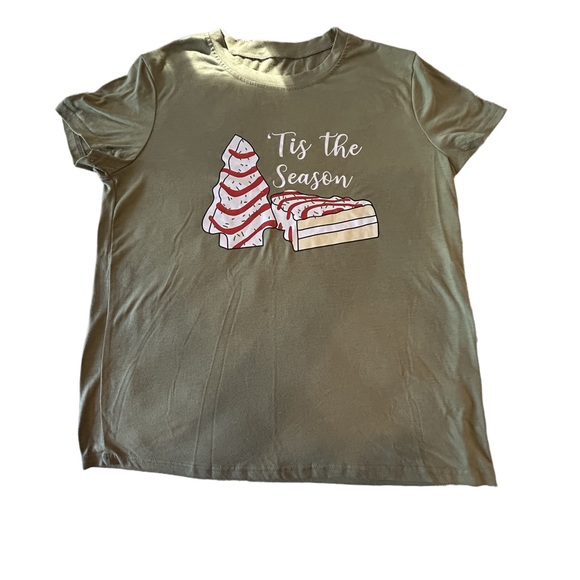 Tops - Christmas Tis the Season' T-Shirt Christmas tree cake shirt  women M 🧑‍🎄 🌲 🎂
